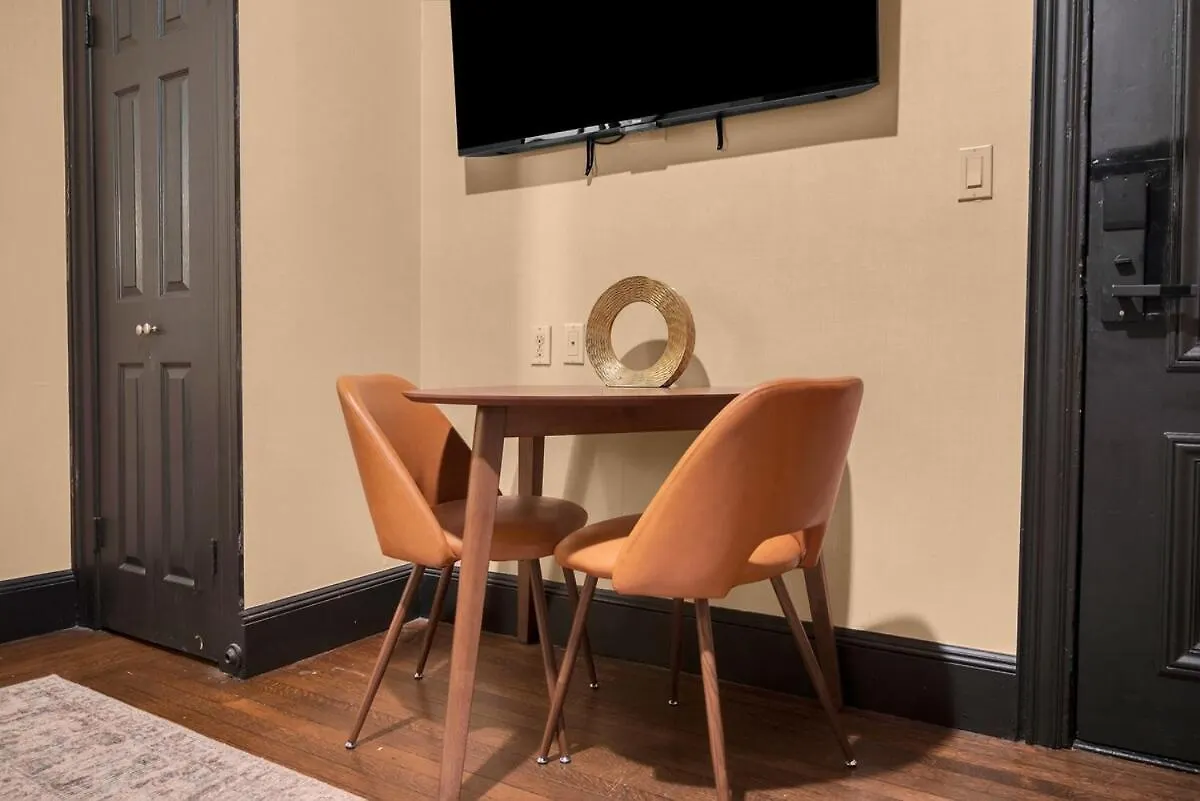 Stunning Condo In Heart Of New York With Gym & More