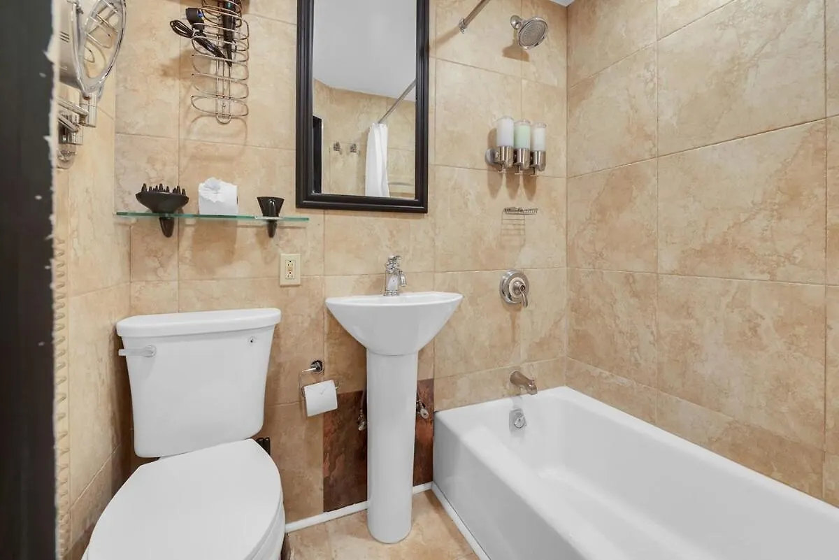 Stunning Condo In Heart Of New York With Gym & More